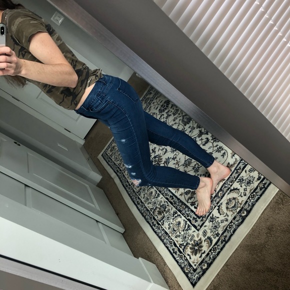 Distressed jeans - Picture 2 of 4